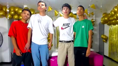 Snapshot of benz_boys chatting on January 9, 12:19 pm benz boys online show from January 9, 12:19 pm