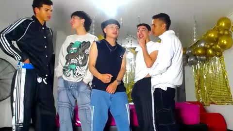 Snapshot of benz_boys chatting on February 2, 12:13 pm benz boys online show from February 2, 12:13 pm