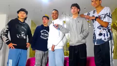 Snapshot of benz_boys chatting on February 19, 12:11 pm benz boys online show from February 19, 12:11 pm