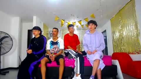 Snapshot of benz_boys chatting on February 24, 12:16 pm benz boys online show from February 24, 12:16 pm