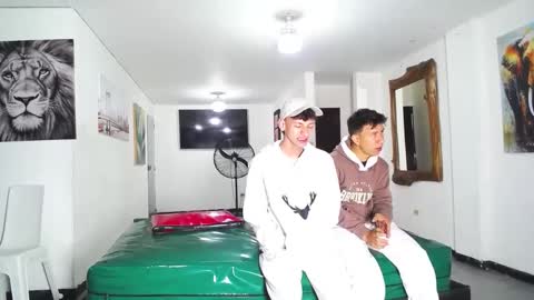 Snapshot of benz_boys chatting on September 19, 11:33 am benz boys online show from September 19, 11:33 am