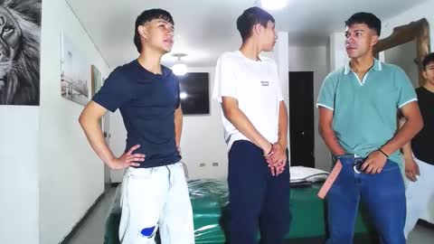 Snapshot of benz_boys chatting on October 24, 11:39 am benz boys online show from October 24, 11:39 am