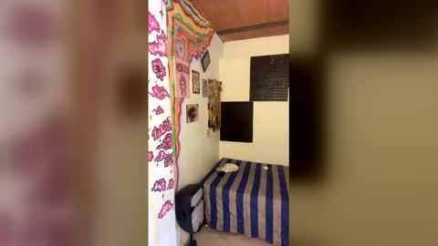 Snapshot of berenice_i chatting on May 25, 6:47 pm berenice_i online show from May 25, 6:47 pm