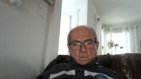 Snapshot of bernard1102 chatting on December 17, 2:12 pm bernard1102 online show from December 17, 2:12 pm