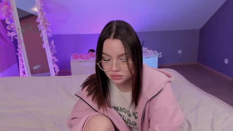 Snapshot of best_trip chatting on February 2, 11:42 pm Danny and Kira online show from February 2, 11:42 pm