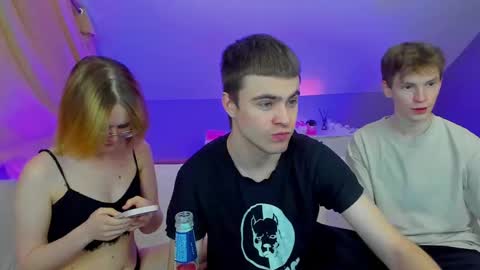 Snapshot of best_trip chatting on February 17, 8:47 pm Danny and Kira online show from February 17, 8:47 pm