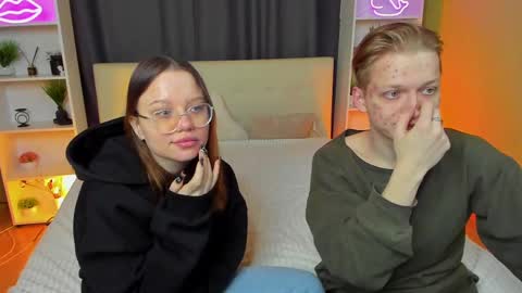 Snapshot of best_trip chatting on March 3, 2:58 am Danny and Kira online show from March 3, 2:58 am