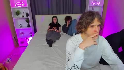 Snapshot of best_trip chatting on March 4, 8:13 am Danny and Kira online show from March 4, 8:13 am