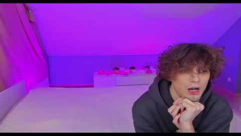 Snapshot of best_trip chatting on March 6, 8:08 am Danny and Kira online show from March 6, 8:08 am