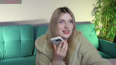 Snapshot of best_trip chatting on September 19, 2:51 pm Danny and Kira online show from September 19, 2:51 pm