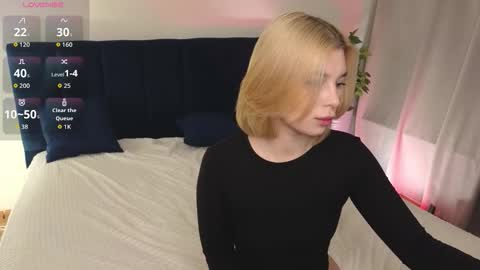 Snapshot of best_trip chatting on October 13, 8:31 pm Danny and Kira online show from October 13, 8:31 pm