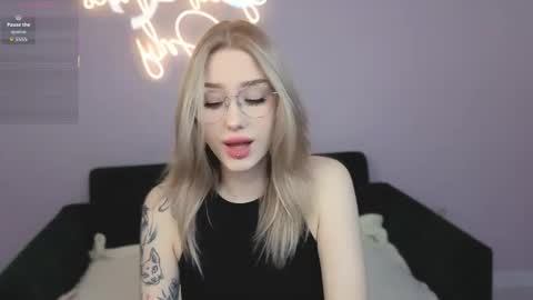 Snapshot of best_trip chatting on October 17, 8:28 am Danny and Kira online show from October 17, 8:28 am