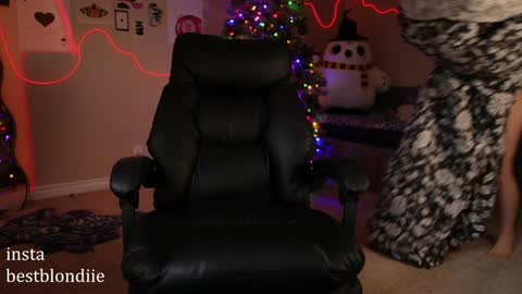 Snapshot of bestblondiiecb chatting on December 24, 8:27 pm Chloe Next stream on Friday online show from December 24, 8:27 pm