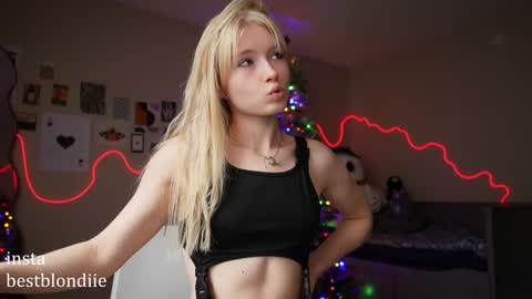 Snapshot of bestblondiiecb chatting on December 29, 5:33 pm Chloe Next stream on Friday online show from December 29, 5:33 pm