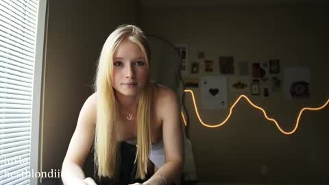 Snapshot of bestblondiiecb chatting on March 3, 8:54 pm Chloe Next stream on Friday online show from March 3, 8:54 pm