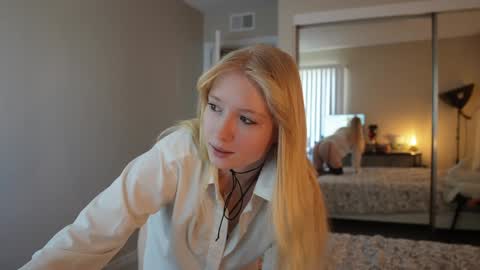 Snapshot of bestblondiiecb chatting on November 29, 8:34 pm Chloe Next stream on Friday online show from November 29, 8:34 pm