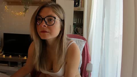 Snapshot of bestgirl_ofthe_neighborhood chatting on December 12, 8:03 am Vicky online show from December 12, 8:03 am