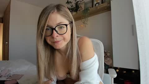 Snapshot of bestgirl_ofthe_neighborhood chatting on October 13, 7:19 am Vicky online show from October 13, 7:19 am