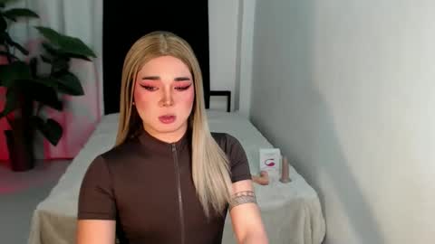 bestgirljulia online show from February 26, 8:35 am