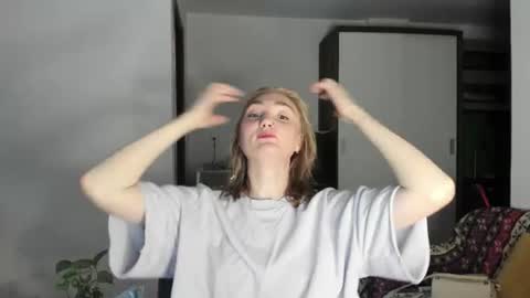 Snapshot of betty_witchy chatting on June 18, 4:02 am Dory make me happier online show from June 18, 4:02 am