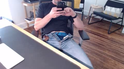 Snapshot of bi_sexy_man chatting on June 3, 3:06 pm bi_sexy_man online show from June 3, 3:06 pm