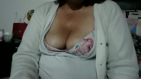 Snapshot of biancasteel chatting on October 18, 12:02 am biancasteel online show from October 18, 12:02 am