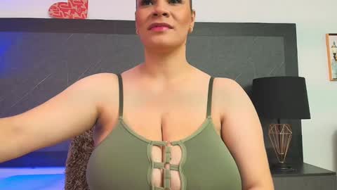 Snapshot of big_tits_in_your_face chatting on December 28, 7:54 pm Tell me Sophia  online show from December 28, 7:54 pm