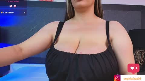 Snapshot of big_tits_in_your_face chatting on March 3, 8:11 pm Tell me Sophia  online show from March 3, 8:11 pm