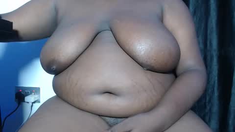 Snapshot of bigass_chocolate chatting on November 17, 7:19 pm bella online show from November 17, 7:19 pm