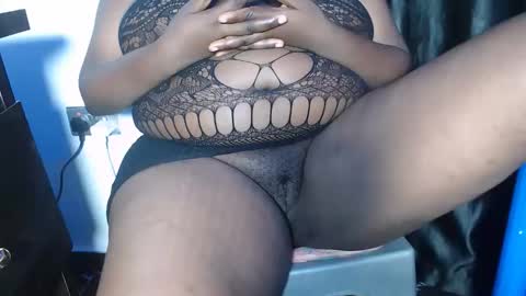 Snapshot of bigass_chocolate chatting on November 29, 9:18 pm bella online show from November 29, 9:18 pm