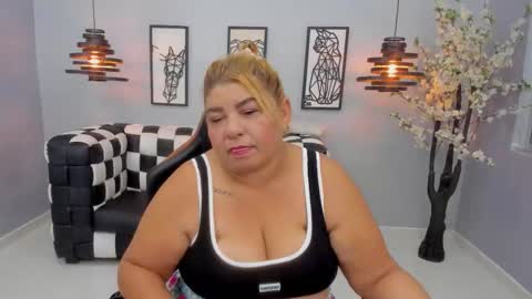 Snapshot of bigassmaturee chatting on December 1, 11:37 am BigAssMaturee online show from December 1, 11:37 am