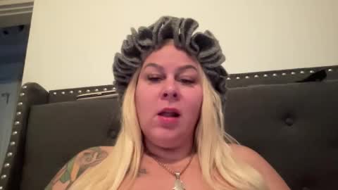 Snapshot of bigbreastsabrina chatting on November 27, 4:31 pm BIG BREAST SABRINA online show from November 27, 4:31 pm