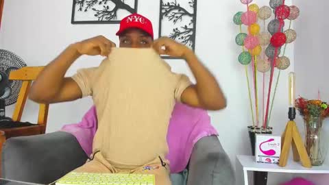 Snapshot of bigcock_latin01 chatting on February 18, 3:21 am sexy muscle online show from February 18, 3:21 am