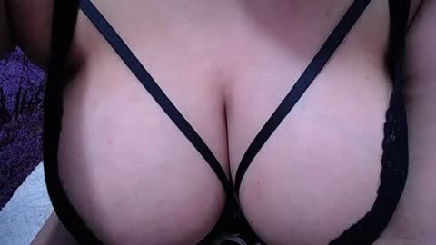 Snapshot of bigg_boobs_xxx chatting on June 23, 1:25 am Sunny online show from June 23, 1:25 am