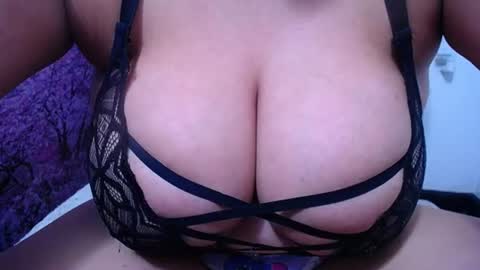 Snapshot of bigg_boobs_xxx chatting on June 27, 1:10 am Sunny online show from June 27, 1:10 am
