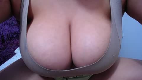 Snapshot of bigg_boobs_xxx chatting on July 15, 1:44 am Sunny online show from July 15, 1:44 am