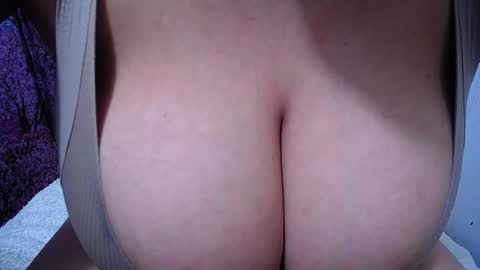 Snapshot of bigg_boobs_xxx chatting on July 23, 1:58 am Sunny online show from July 23, 1:58 am