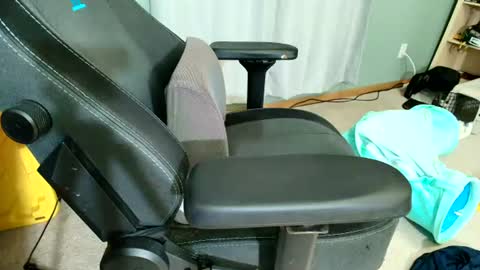 biggerthebetterr online show from June 28, 7:36 am