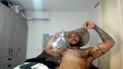 biglatino098 online show from June 11, 9:46 pm
