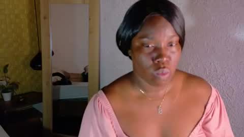 bigroundbooty_ online show from June 14, 1:57 pm