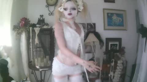 Snapshot of bl0odsyring3 chatting on October 17, 7:38 pm vampire fang online show from October 17, 7:38 pm