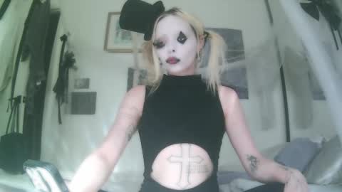 Snapshot of bl0odsyring3 chatting on October 30, 9:04 pm vampire fang online show from October 30, 9:04 pm