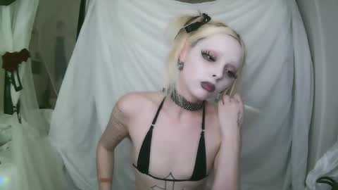 vampire fang  online show from February 4, 9:31 pm