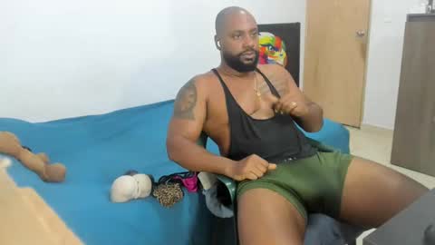 Snapshot of black_man_sexy chatting on October 22, 12:11 am BIGCOCK online show from October 22, 12:11 am