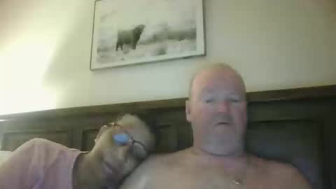 Snapshot of black_n_white4 chatting on December 11, 10:25 am black_n_white4 online show from December 11, 10:25 am