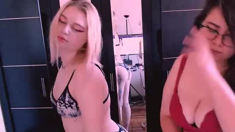 Snapshot of black_neon chatting on August 7, 8:16 am Sasha and Bella online show from August 7, 8:16 am