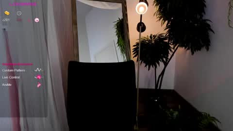 Snapshot of black_pant3r chatting on March 2, 5:44 am Mon Mon online show from March 2, 5:44 am