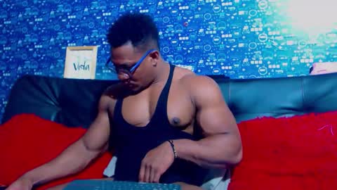 Snapshot of black_seus85 chatting on December 2, 6:25 pm duglas online show from December 2, 6:25 pm