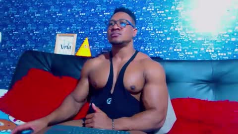 Snapshot of black_seus85 chatting on December 14, 7:18 pm duglas online show from December 14, 7:18 pm