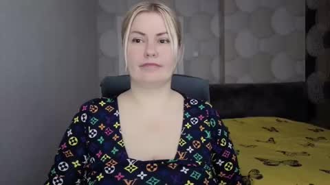 Snapshot of blackeyes11 chatting on December 15, 1:21 am blackeyes11 online show from December 15, 1:21 am